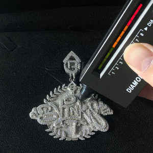 จี้โมอิสซาไนต์แบบวินเทจสั่งทำพิเศษ ประดับเพชรแบบ Iced Out เงินสเตอร์ลิง VVS สไตล์ฮิปฮอป สร้อยคอพร้อมจี้สลักอักษรย่อตามสั่งสำหรับผู้ชาย - Product Image 3