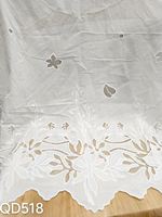 Tissu en dentelle blanche en coton ajouré à motifs floraux et bord festonné pour chemisiers et robes, vente en gros au mètre, en stock