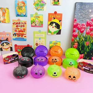 Venta al por mayor: Caja de 12 unidades de juguetes blandos de Halloween con forma de dumpling, fantasma, calabaza, juguete de apretar misterioso, dumplings blandos con purpurina, caja sorpresa, juguete blandito. - Product Image 3