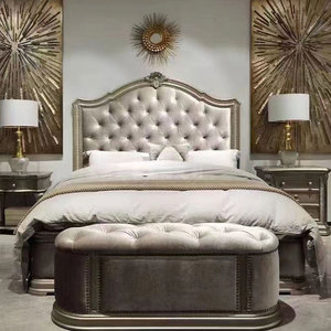 Ensemble de chambre à coucher de luxe finition or antique de style sculpté et solide avec lit en bois français - Product Image 3