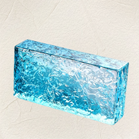 Ensemble multicolore vert bleu orange rouge, blocs de verre cristallin modernes et solides pour mur-rideau, cuisine et salon