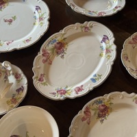 Nouvelle assiette ovale en céramique gaufrée à motif floral, style sud-ouest français, résistante au micro-ondes, pour desserts et présentation.