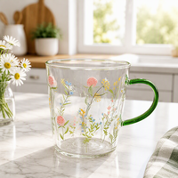 Mug en verre imprimé floral avec anse verte, motif fleurs sauvages, tasse transparente pour lait, thé, eau, jus