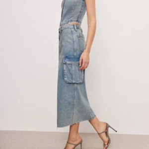 กระโปรงยีนส์เอวสูงสีฟ้าอ่อนคุณภาพสูงสำหรับผู้หญิง ดีไซน์กระเป๋าหลายช่อง ยืดหยุ่น ทันสมัย พร้อมช่องระบายอากาศ - Product Image 3