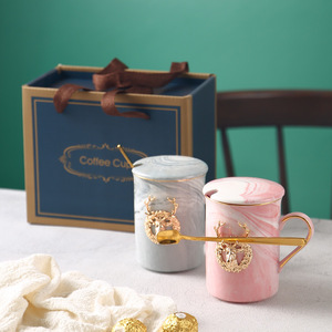 Mug en céramique amusant de 400 ml en forme de sapin de Noël avec couvercle pour le thé et les cadeaux - Product Image 4