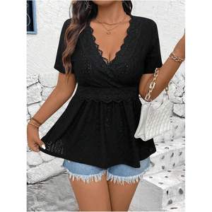 Top de punto de poliéster suave con cuello en V y peplum de encaje para mujer, talla grande, manga corta, informal, de verano - Product Image 1