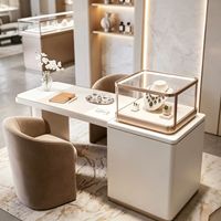 Vitrine d'exposition GZowin robuste et écologique avec éclairage LED, affichage couleur personnalisable et construction durable pour la vente au détail et les musées
