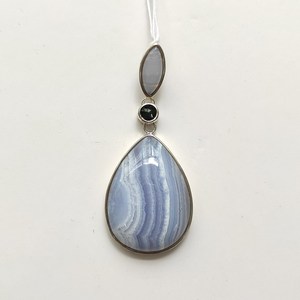 Pendentif en argent 925 avec agate bleue, calcédoine bleue et péridot en forme de poire - Product Image 1