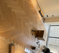 Plancher en vinyle SPC Chevron résistant à l'usure et imperméable de 6 mm, 7 mm, 8 mm pour supermarchés et escaliers