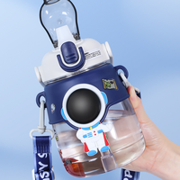 Mignonne bouteille d'eau en plastique astronaute de grande capacité tasse de l'espace étudiant garçon haute apparence avec paille pour enfants et adultes