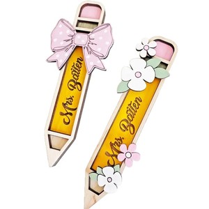 Cadeau <span class=keywords><strong>de</strong></span> jour d'enseignant <span class=keywords><strong>crayon</strong></span> arc fleur conception ornements en bois personnalisés ornements <span class=keywords><strong>de</strong></span> sculpture en bois fabriqués à la main - Product Image 1
