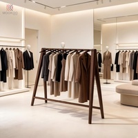 Portant à vêtements autoportant en bois massif en forme de A pour boutique de vêtements et magasin de détail