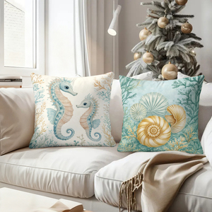 海をテーマにした投げ枕。カメ、タツノオトシゴ、ヒトデ、貝殻が描かれ、海岸の家の装飾に最適です。 - Product Image 4