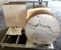 Depuis 2005, table basse ronde en marbre naturel sur mesure avec cadre doré et pieds en acier inoxydable doré.