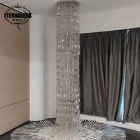 Lustre en cristal mené d'intérieur d'escalier duplex de villa de mariage de style contemporain