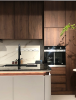 Meubles de cuisine modernes en placage de bois, ensemble de cuisine modulaire sur mesure, îlot de salle à manger intégré, table, plan de travail en quartz pour villa et maison