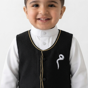 Conjunto de Thobe y Chaleco Islámico Personalizado al por Mayor para Niños, Jubba Blanca de Algodón Premium para Niños Musulmanes con Chaleco Bordado Negro con Botones - Product Image 3