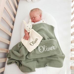 Kaiyue Individuelles Geschenkset aus 100 % Gestreifter Strickbaumwolle – Personalisiertes Babyparty-Geschenkset, 2-teilig mit Decke und Spielzeug für Neugeborene, Mädchen und Jungen - Product Image 1
