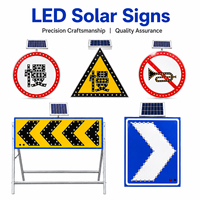 Panneau de signalisation routière à LED solaire en forme de chevron avec lumières haute luminosité et cadre de support en acier galvanisé