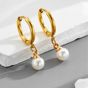 ACEWORKS Boucles d'oreilles pendantes en acier inoxydable plaqué or 18 carats pour femme, imitation perle blanche |   Léger, minimaliste, vintage - Product Image 1