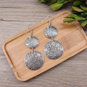 Boucles d'oreilles pendantes géométriques en argent tibétain vintage, motif floral creux, bijoux ethniques bohèmes, festifs, hypoallergéniques, élégants et tendance - Product Image 5