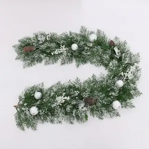Ornamen dekorasi Natal mewah 210cm pohon buatan jarum pinus pohon Natal dengan kerucut pinus besar dihiasi