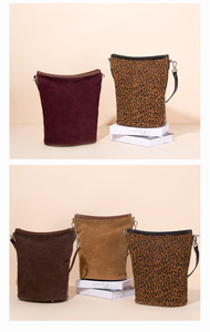 Sac à bandoulière polyvalent en daim, grande capacité, fermeture éclair, nouvelle collection 2026, personnalisable OEM pour grands magasins - Product Image 4