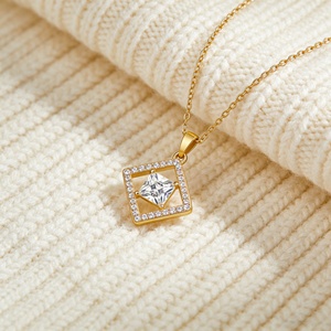 Collier en laiton plaqué or 18 carats avec chaîne à maillons et pendentif carré flottant en zircon cubique AAA - Product Image 5