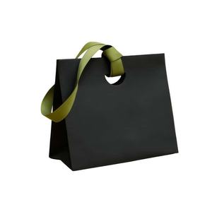 Sac en papier gaufré <span class=keywords><strong>de</strong></span> luxe avec <span class=keywords><strong>ruban</strong></span>, sur mesure pour la présentation <span class=keywords><strong>de</strong></span> produits haut <span class=keywords><strong>de</strong></span> gamme et l'emballage cadeau - Product Image 6