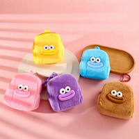 Porte-clés mini sac à dos en peluche douce fait main avec motif de dessin animé ludique, cadeau idéal pour les fêtes d'anniversaire des filles