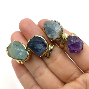 Nuovi arrivi anello di Fluorite di ametista di cristallo curativo di pietra grezza naturale anello di barretta regolabile placcato in oro 18 carati per uomo e donna - Product Image 3