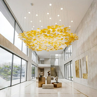 Lustre Moderne Personnalisé en Forme de Feuille d'Érable, Grand Luminaire Suspendu en Verre Artisanal Ambré Multi-formes pour Villa, Hall d'Hôtel