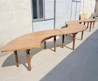 Table d'extérieur en bois courbée de style ferme moderne pour événements hôteliers et mariages