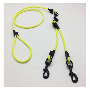 Durable Strong Three <span class=keywords><strong>Dog</strong></span> <span class=keywords><strong>Coupler</strong></span> <span class=keywords><strong>Triple</strong></span> Plastic PVC Coated Rope <span class=keywords><strong>Dog</strong></span> <span class=keywords><strong>Leash</strong></span> Clips de metal Tamaño pequeño Patrón sólido Hecho Poliéster - Product Image 2
