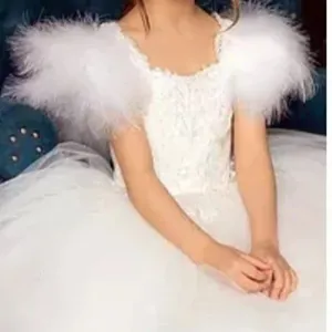 S888A تصميم جديد فستان زفاف للأطفال دافئ بالريش طويل مناسب لنحيف عرض عيد ميلاد بأكمام زهرة