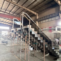Escalier droit de luxe sur mesure, moderne et contemporain, pour intérieur résidentiel, élégant, haut de gamme, poli, grand, décor de maison sur mesure