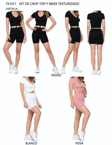 Ensemble 2 pièces pour femme : Crop top à manches courtes et col en V, tricoté en Spandex et Polyester, coupe sportive ajustée, au-dessus du genou, couleur unie - Product Image 1