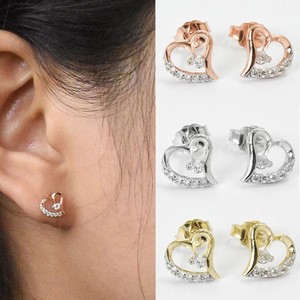 Orecchini a perno a cuore vuoto da donna, graziosi accessori per l'orecchio da indossare tutti i giorni, per outfit casual e come regalo - Product Image 1