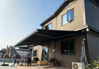 Auvent rétractable électrique de luxe moderne pour l'extérieur avec option d'éclairage LED intégré pour les zones extérieures d'hôtels et de complexes hôteliers