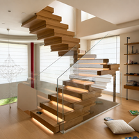 Escalier en bois flottant empilé pour villa, design avec garde-corps en verre