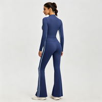 Ensemble de yoga pour femme avec haut à col semi-montant et manches longues à rayures latérales et pantalon évasé, idéal pour le jogging en extérieur, les loisirs quotidiens et les tenues athlétiques urbaines