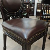 Chaise de salle à manger vintage française à dossier rond en bois massif, chaise rembourrée en cuir avec garniture cloutée pour la salle à manger à domicile