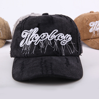 Casquette de baseball non structurée en denim délavé de qualité supérieure avec broderie personnalisée, détails effilochés et coutures déchirées