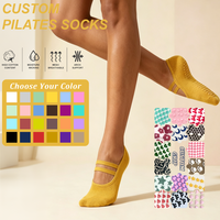 Chaussettes de yoga antidérapantes de luxe pour femmes avec logo et sangles croisées, idéales pour le ballet, le barre et le pilates – Chaussettes de sport personnalisables de marque