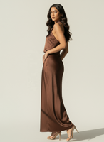 2026 nouveau personnalisé Satin licou Maxi robe pour les femmes été froncé moulante dos nu robe de soirée