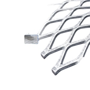 Malla de Acero Galvanizado Zhaoxiang con Orificios en Forma de Diamante, Tamaño Personalizable, para Cercas Exteriores, Protección de Maquinaria y Plataformas - Product Image 1
