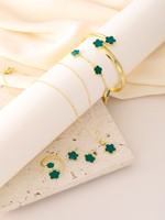 Set de Joyería de Flor de la Suerte Dorada para Mujer Más Vendido Incluye Pulsera Abierta, Collar de Trébol de Cinco Hojas, Anillo y Aretes para Bodas