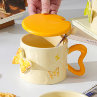 Tasse en céramique en relief créative haut de gamme avec cuillère pour compagnon de tasse d'eau de bureau ou de couple pour le thé ou la bière en gros disponible