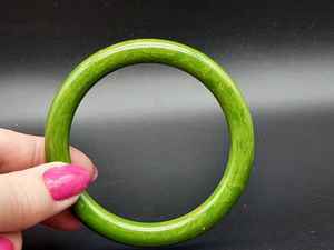 Brazaletes de Resina Premium para Mujer con Diseño Único Hecho a Mano, Material Duradero y Acabado Colorido - Product Image 4