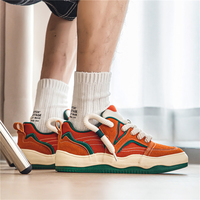 Sneakers blanches pour hommes avec logo personnalisé, dessus en cuir véritable, semelle extérieure en PVC/PU, lacets, design léger et antidérapant